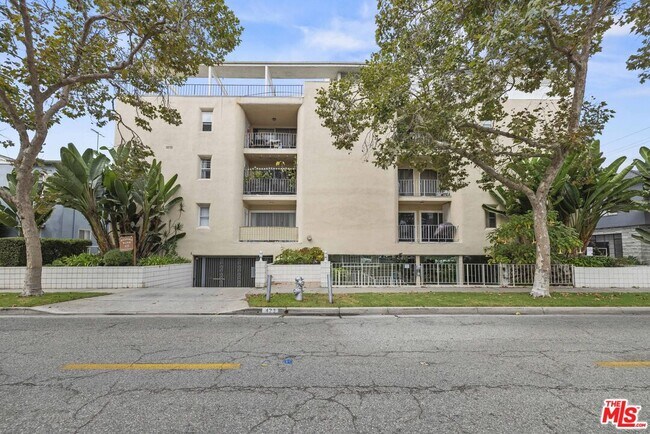 Building Photo - 423 Rexford Dr