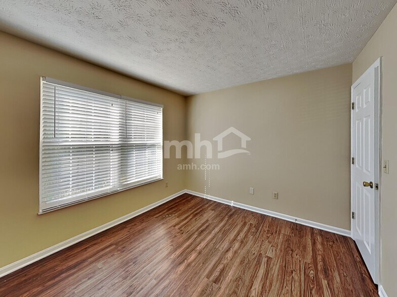 Building Photo - 982 Vixen Dr