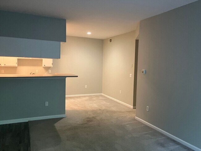 Building Photo - 2 BR / 2 BA @ The Legends