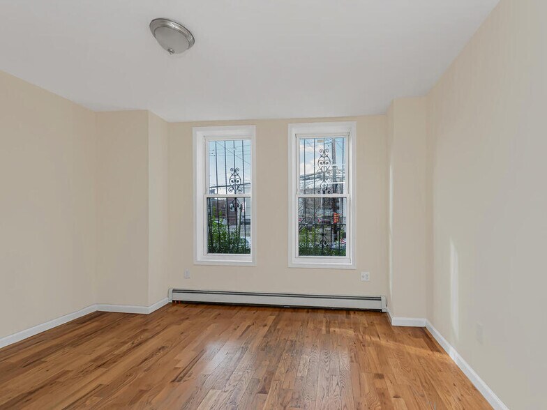 Building Photo - 1378 Bristow St