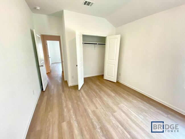 Building Photo - 2720 Coral Vly