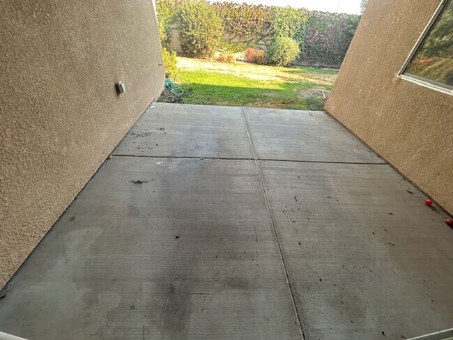 Building Photo - Newer northwest Visalia home in Ashton Park Gated Community