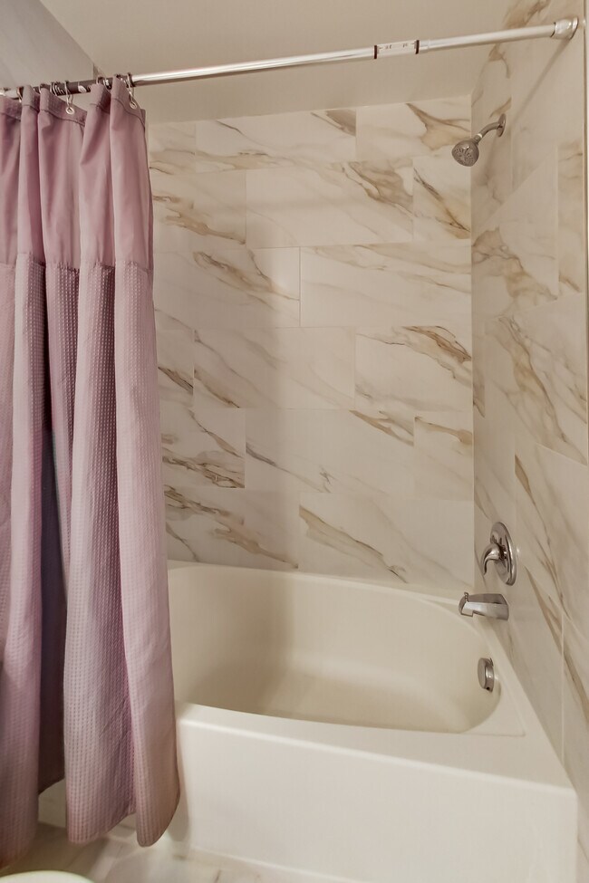 Shower/Tub - 5294 Jule Star Dr