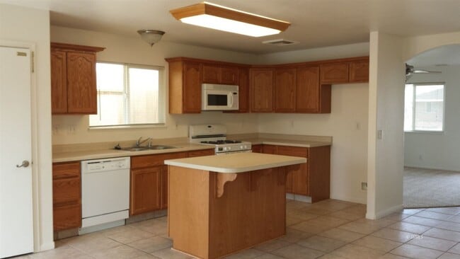 Building Photo - Beautiful 4 Bedroom Home