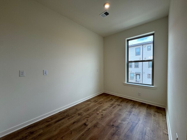 Building Photo - Stylish 3 Bed 2.5 Bath Interior Townhome I...