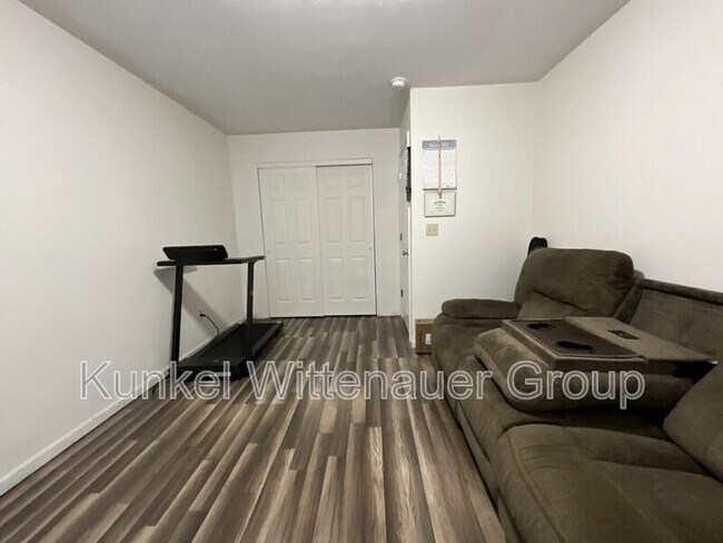 Building Photo - 1935 Chevy Dr