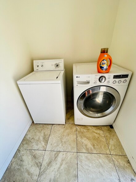Shared laundry room - 125 N 17th St