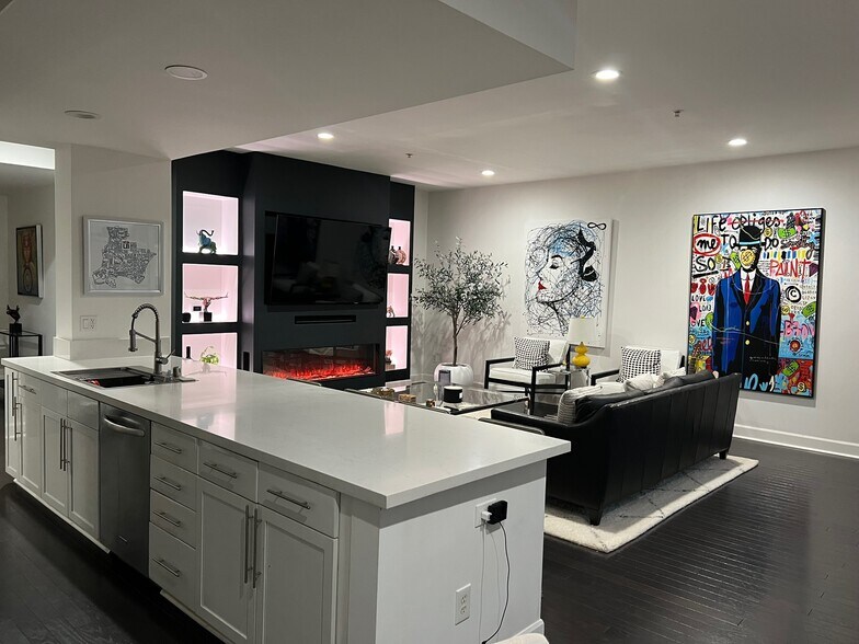 Building Photo - 300 E 4th St