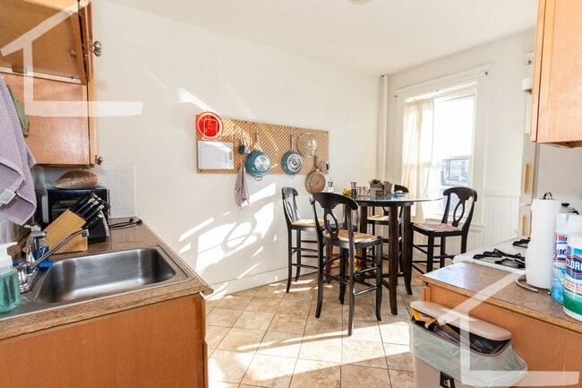 Building Photo - Great two bedroom in Packard's Corner