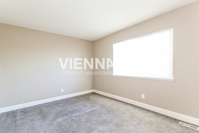 Building Photo - Auburn Condo is NOW rent ready!