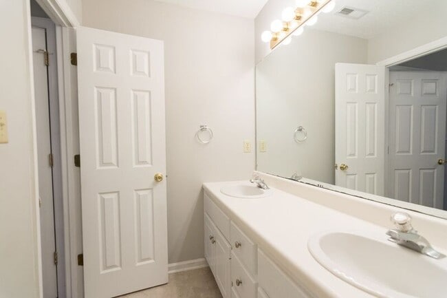 Building Photo - 150 Onyx Pl