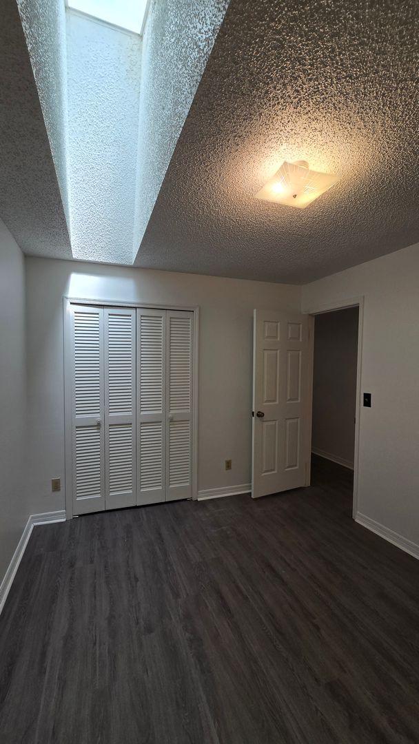 Building Photo - 2 Bed, 1.5 Bath private backyard