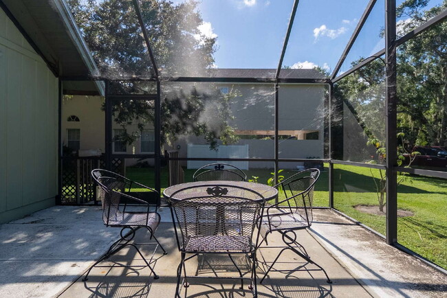 Building Photo - Enjoy Florida living in this spacious 3BR/...