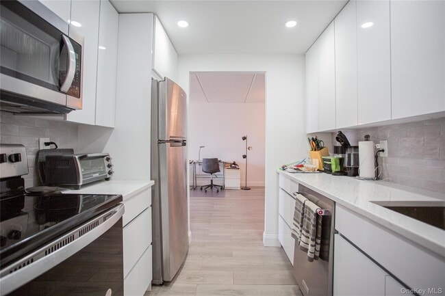 Building Photo - 230 W Broadway