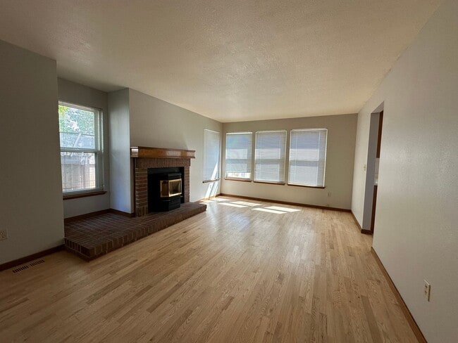 Building Photo - Finished Basement!