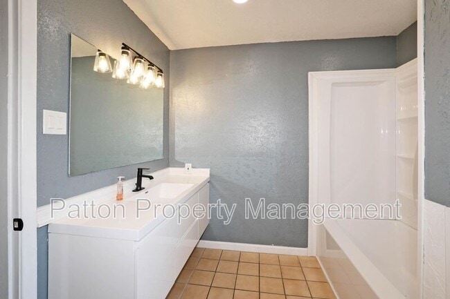 Building Photo - 3304 Janet Dr