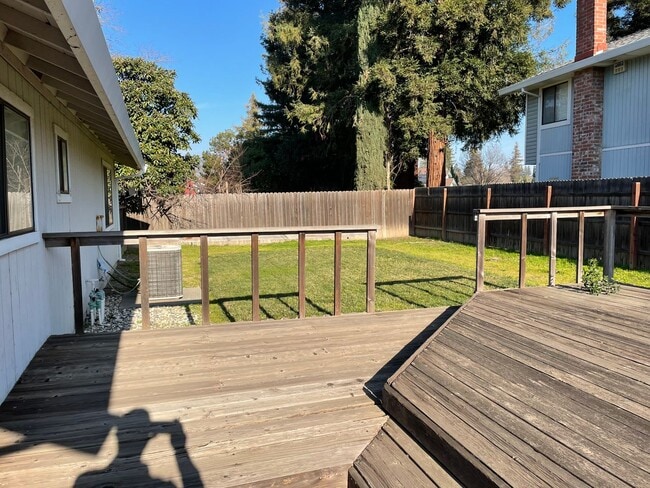 Building Photo - 3 Bedroom 2 Bathroom in Pocket