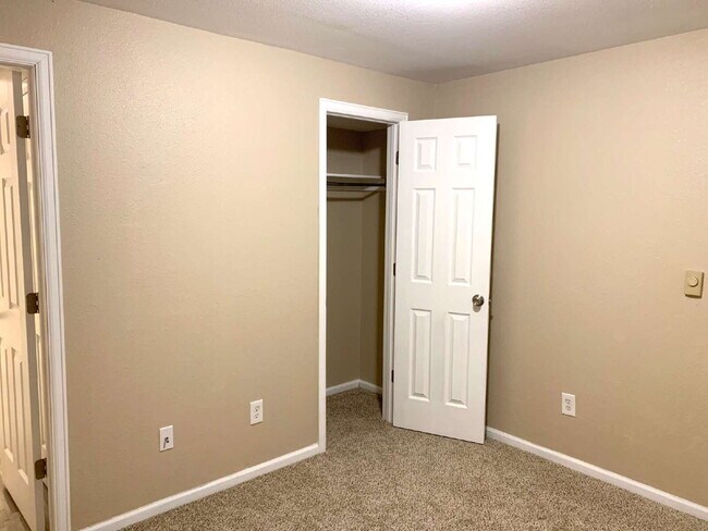 Building Photo - "Spacious 4-Bedroom Haven with 2 Full Baths in Prime Fort Collins Location!"