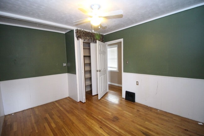 Building Photo - Adorable 3bdrm Downtown Bungalow.   Move in special----half off the first 2 months!!!!