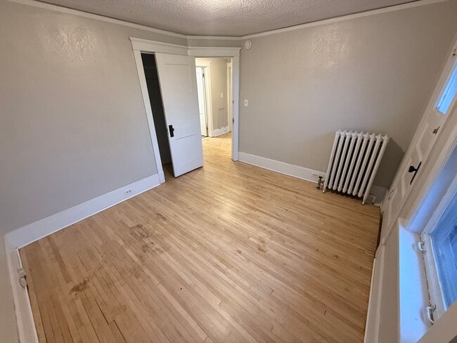 Building Photo - 6 bedroom 2 bath