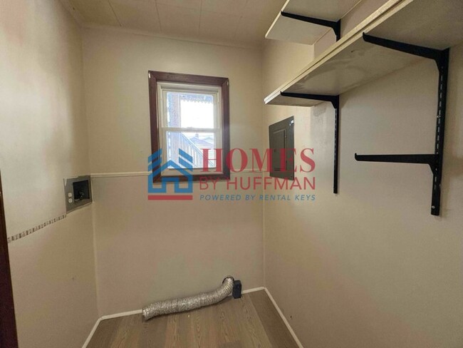 Building Photo - Three Bedroom | Two Bath | Detached Garage