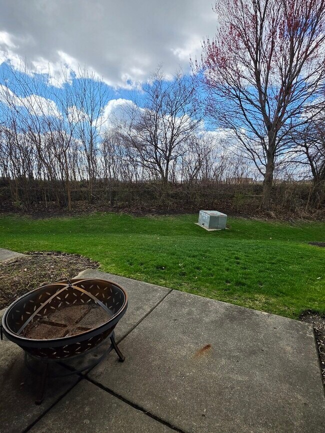 Building Photo - 10 Waverly Ct