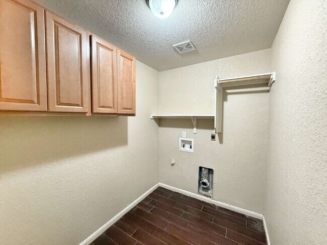 Building Photo - Peaceful 1-Acre Country Living with Easy C...