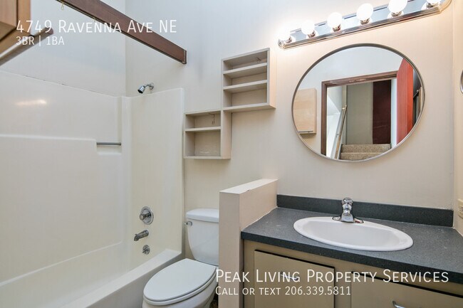 Building Photo - UW 3bed/1bth! FREE PARKING & LAUNDRY!