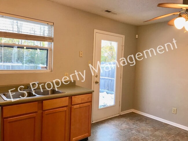 Building Photo - Beautiful 3 Bedroom 2 Bathroom Ranch Style Home in Lawrence!