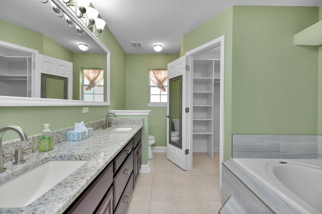 Building Photo - 2642 Barefoot Creek Cir