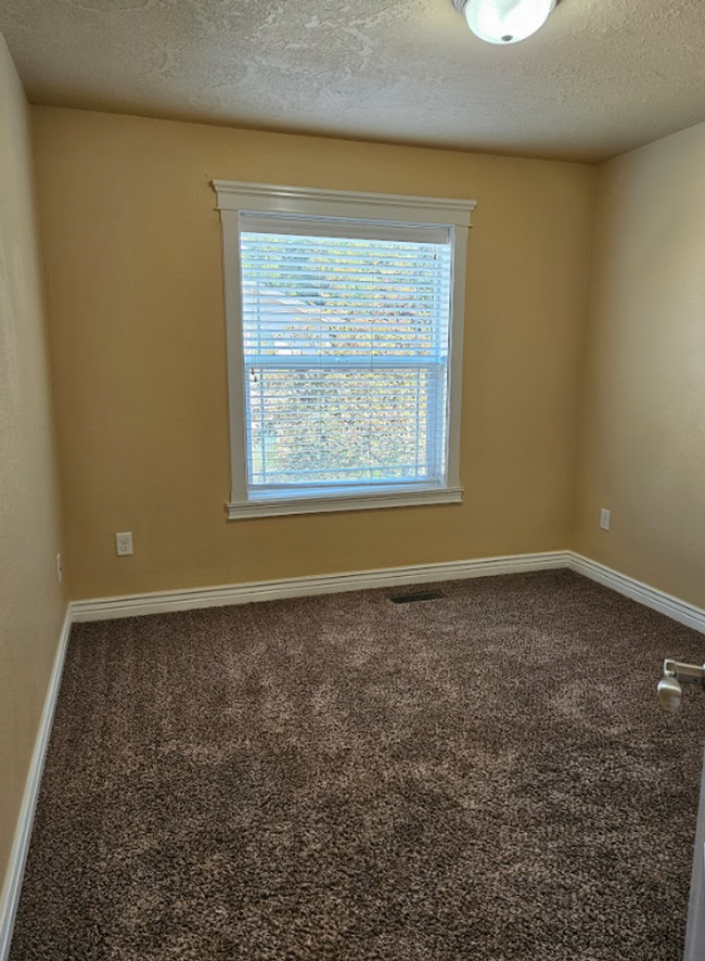 Building Photo - Centrally located 3bed/2.5bath townhome w/...
