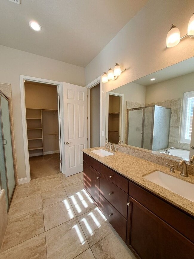 Building Photo - Beautiful 4 Bedroom Home In Clovis!