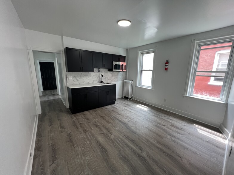 Primary Photo - 305 E 20th St