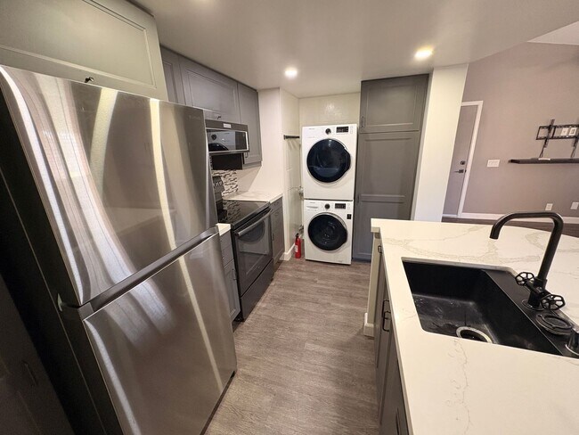 Building Photo - ***MOVE-IN SPECIAL*** AVAILABLE NOW! 2 Bedroom 2 bathroom upstairs unit located in Ontario