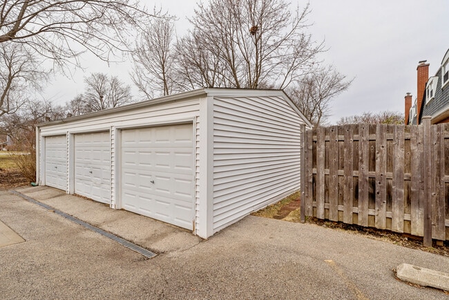 Building Photo - 825 Country Club Dr