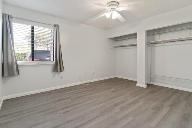 Building Photo - 308 Miracle Strip Pkwy SW