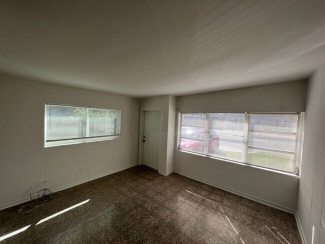 Building Photo - 2 Bedroom, 1 Bathroom Renovated Half Duplex with Private, Fenced Backyard