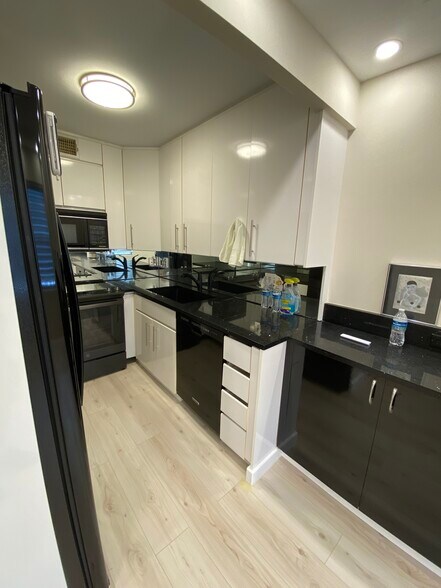 Building Photo - 4048 Exeter C