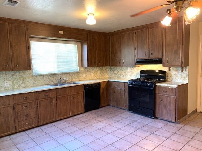 Building Photo - Cozy Three Bedroom, Two Bathroom Home with 2-Car Garage in S. Natomas