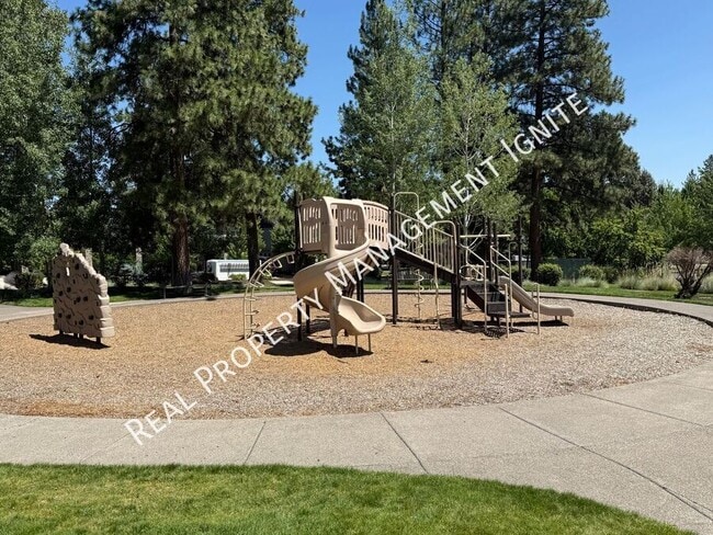 Building Photo - 61203 Snowbrush Dr