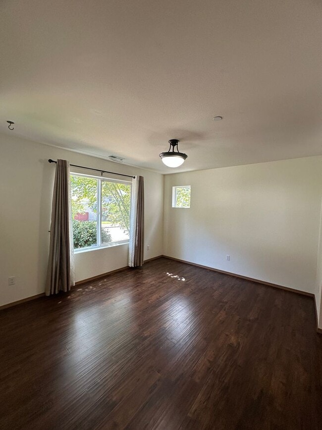 Building Photo - 1449 Burnside Pl