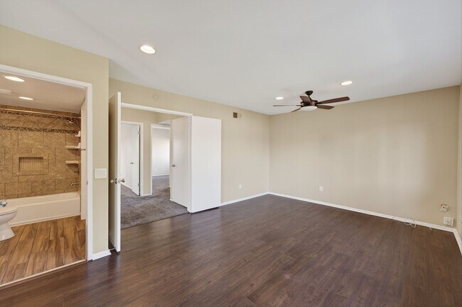 Building Photo - 3 Bedroom Townhome: Prime Location with Pool, Clubhouse and More!