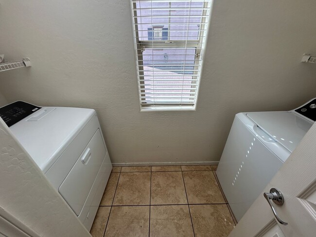 Building Photo - 14072 W Country Gables Dr