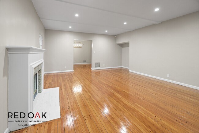 Building Photo - 206 S Martel Ave