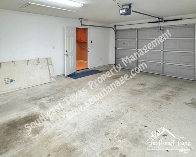 Building Photo - 7425 Wooded Creek Dr