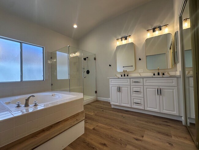 Building Photo - STUNNING DESERT SHORES MINUTES FROM THE LAKES!!!
