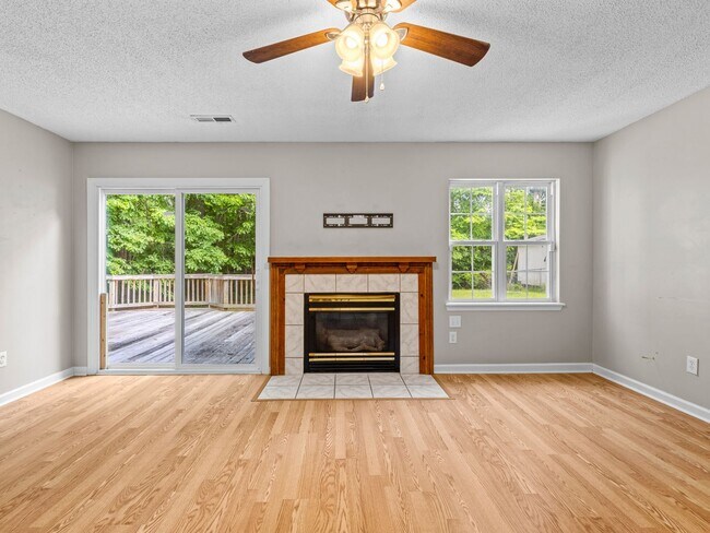 Building Photo - Country Club Area!