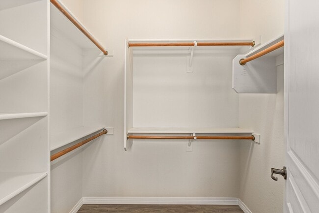 Building Photo - Lovely home in cul-de-sac lot with fenced pool!