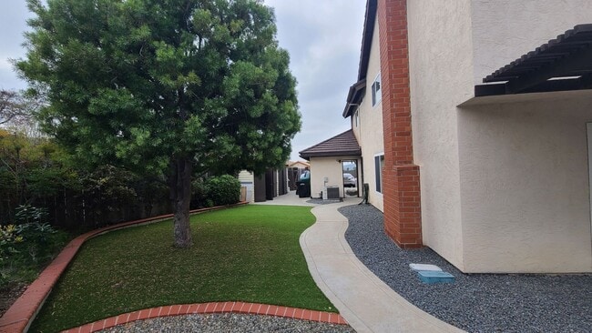 Building Photo - Amazing 4 Bedroom Home with Pool across from Cowls Mt