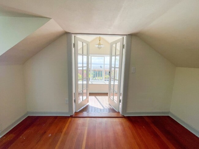 Building Photo - 3Bd/2Ba Shoreline House